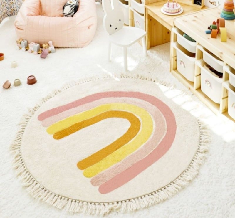 Tapis rond rose à franges avec un arc-en-ciel