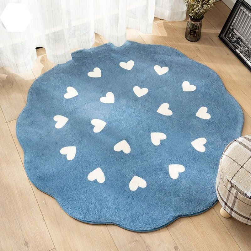 Tapis rond bleu avec des coeurs