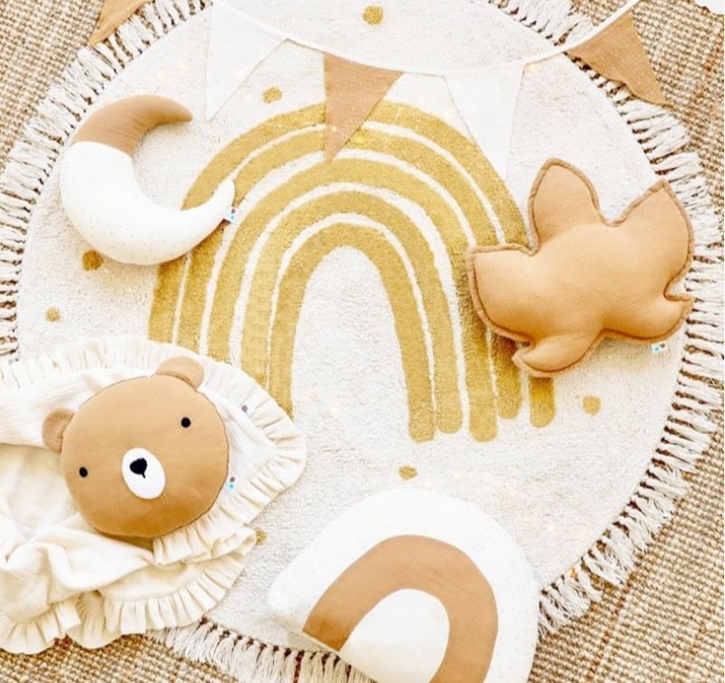 Tapis rond jaune à franges avec un arc-en-ciel