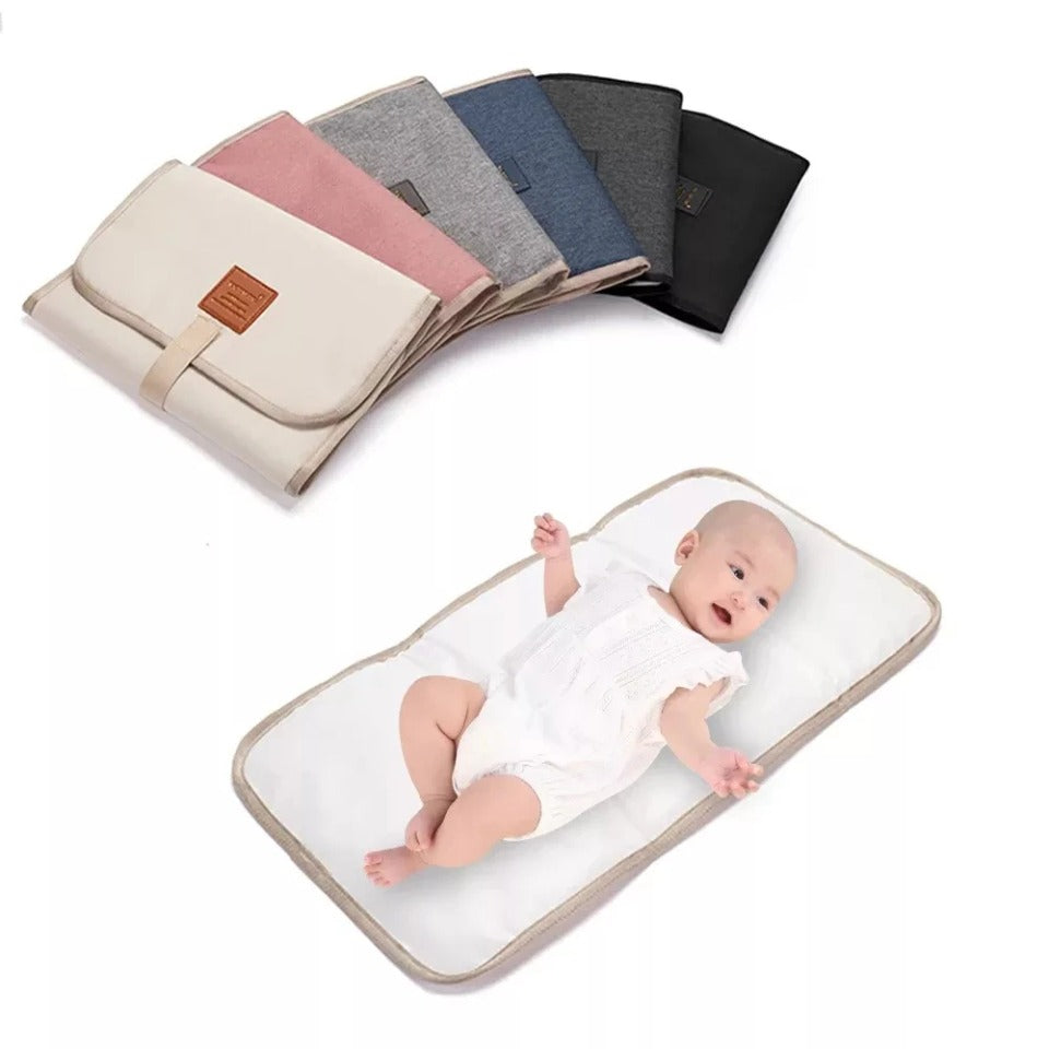 Tapis à langer portable avec bébé allongé