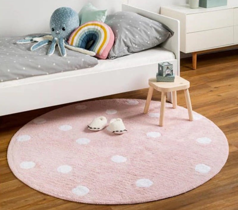 Tapis rond pour chambre d'enfant avec des ronds blancs