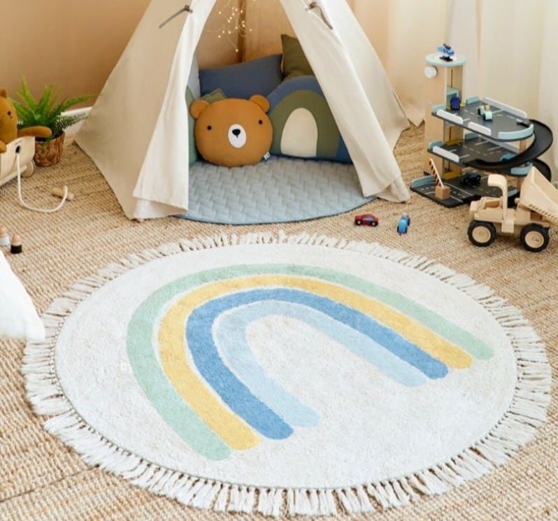 Tapis rond bleu à franges avec un arc-en-ciel