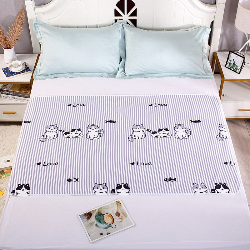 Tapis à langer noir et blanc avec des chats