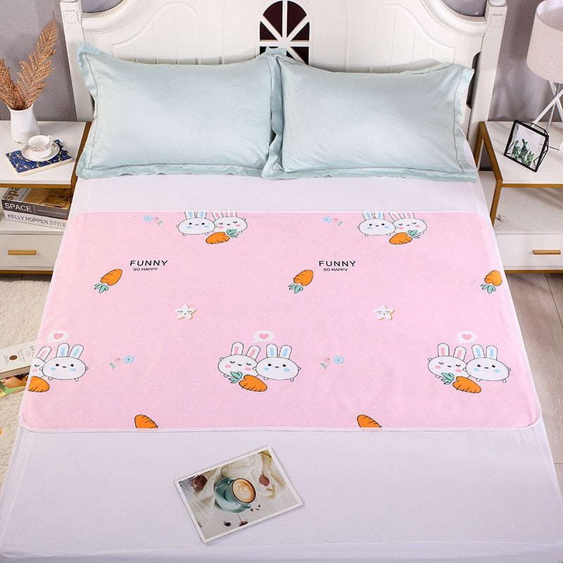 Tapis à langer rose avec des lapins