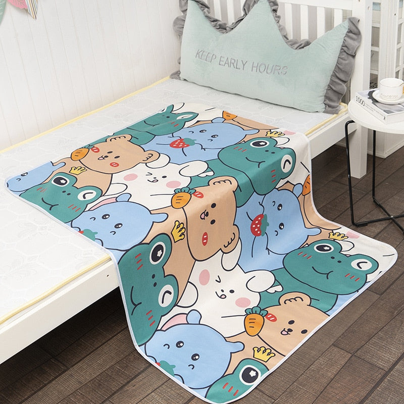 Tapis à langer avec des animaux, ours grenouille, lapin et hippopotame