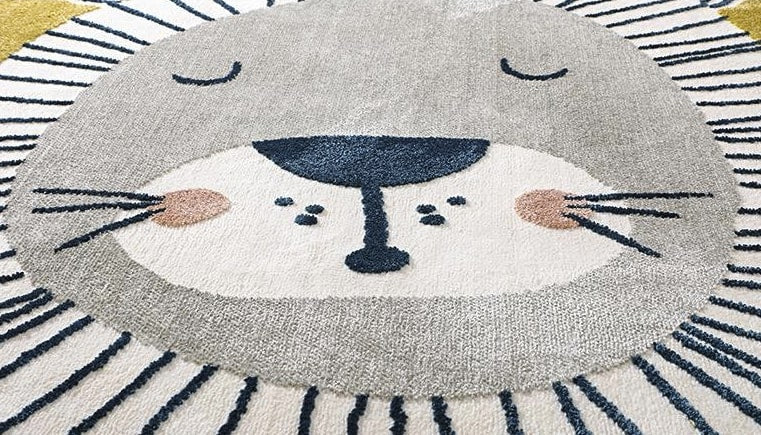 Tapis avec tête de lion qui dort
