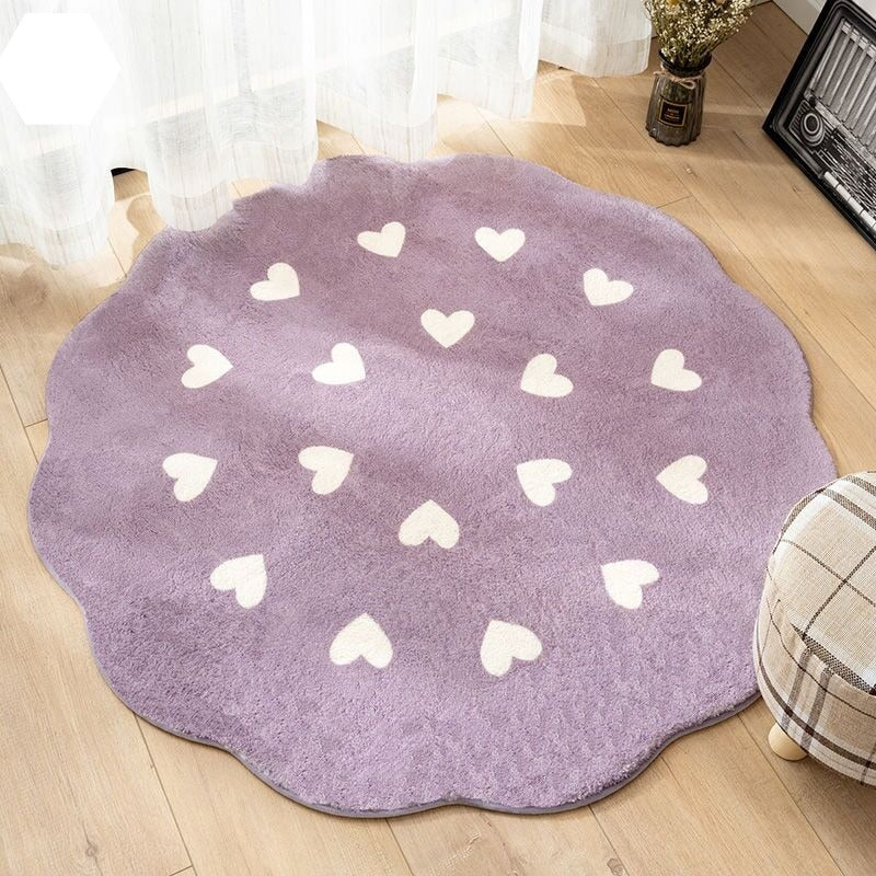 Tapis rond violet avec des coeurs
