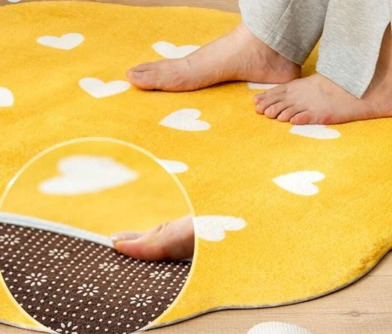 Tapis rond jaune avec des coeurs